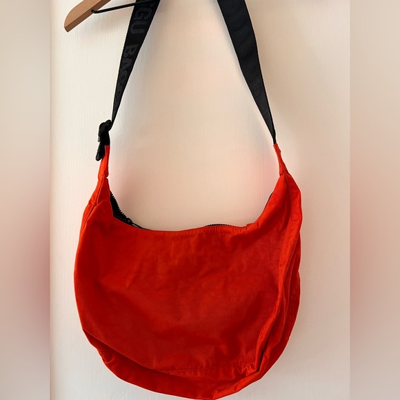 Baggu Medium Crescent Bag 🍅 Tomato Red exclusive color from UO EUC - Picture 2 of 5